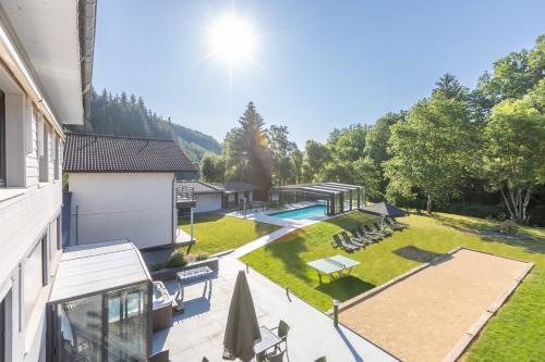 vista esterna su un cortile con piscina di Hotel Val de l'Our a Burg-Reuland