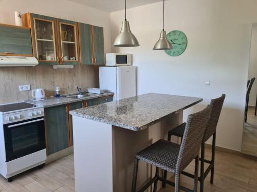 Η κουζίνα ή μικρή κουζίνα στο For two Apartment, Rab