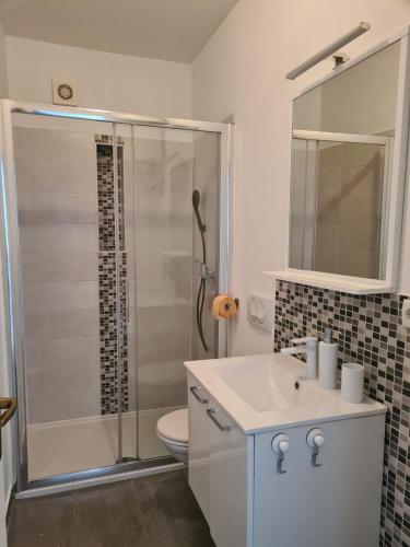 Ένα μπάνιο στο For two Apartment, Rab