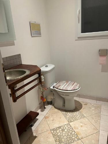 une salle de bain avec toilettes et lavabo dans l'établissement KEUR FOFO, à Dolus-d'Oléron