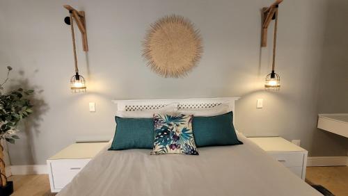 um quarto com uma cama com duas almofadas em Pelican Cottage - 800m from Beach & Yacht School em Hout Bay