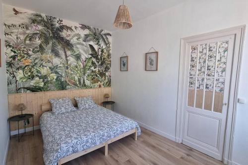 um quarto com uma cama e um quadro na parede em Relaxing Holiday Home YHH em Lacanau