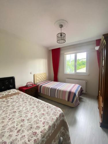Un pat sau paturi într-o cameră la Tosunoğlu Home