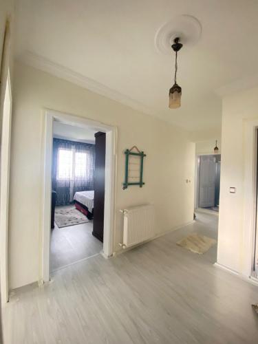 una camera bianca vuota con un letto in una camera da letto di Tosunoğlu Home ad Akyazı