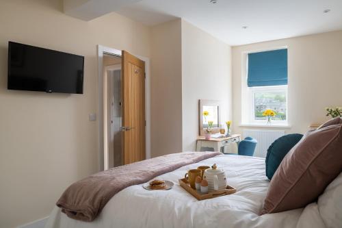 um quarto com uma cama com um brinquedo em NEW Romantic, dog friendly hideaway, Snowdon views em Caernarfon