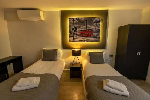 Una cama o camas en una habitación de W6 Hotel