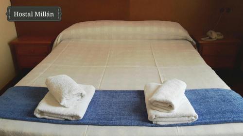 a bed with two towels on top of it at Hostal Millán in Segorbe
