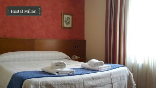 Postel nebo postele na pokoji v ubytování Hostal Millán