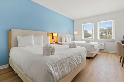 duas camas num quarto com duas janelas em Hotel Manteo em Manteo