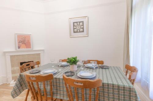 萊斯特的住宿－Leicester Gem - Beautiful 4BD Home with Garden，用餐室配有桌椅和壁炉