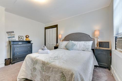 ein Schlafzimmer mit einem großen Bett und blauen Kommoden in der Unterkunft Tonawanda Apartment Steps to Niagara River! in Tonawanda