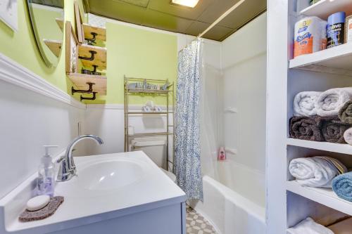 ein Bad mit einem Waschbecken und einer Dusche in der Unterkunft Tonawanda Apartment Steps to Niagara River! in Tonawanda