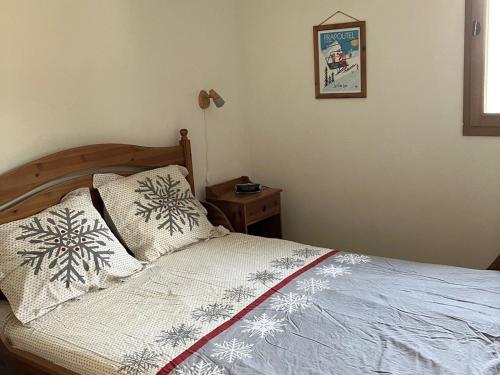 uma cama com duas almofadas num quarto em Appartement Les Adrets-Prapoutel, 3 pièces, 6 personnes - FR-1-557-121 em Les Adrets