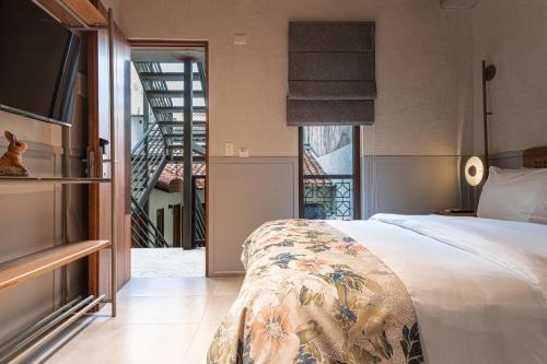 a bedroom with a large bed and a balcony at Soy Local Insignia in Cartagena de Indias