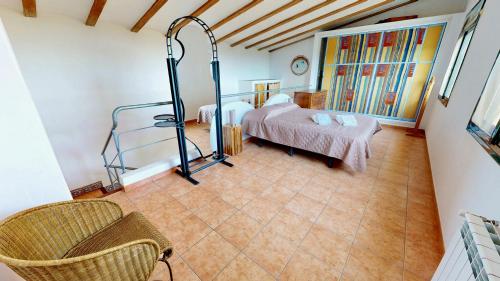 ペレジョにあるVilla La Calmaのベッド2台、テーブル、椅子が備わる客室です。