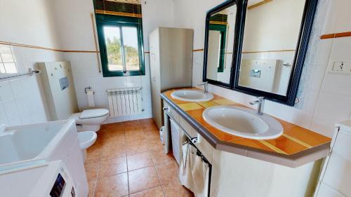 ペレジョにあるVilla La Calmaのバスルーム(洗面台2つ、トイレ2つ付)