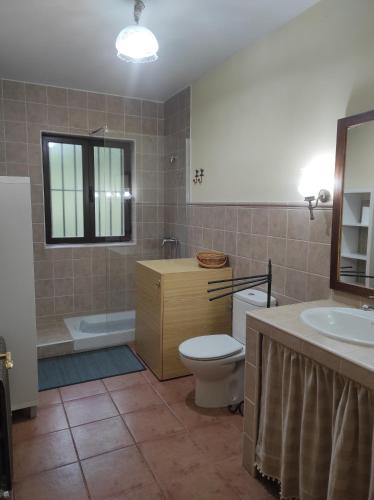 Vonios kambarys apgyvendinimo įstaigoje La casa de la parcela