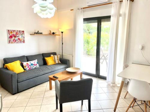 uma sala de estar com um sofá e uma mesa em Sunny & Bright em Komotini