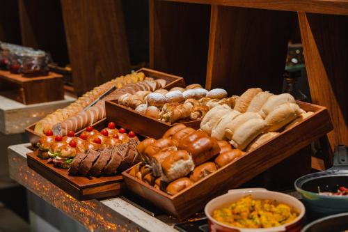 a buffet with many different types of food on display at Brut by Slaviero Hotéis in Balneário Camboriú