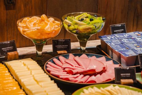a table topped with plates of cheese and wine glasses at Brut by Slaviero Hotéis in Balneário Camboriú