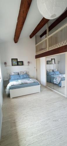 - une chambre avec un grand lit et un plafond en bois dans l'établissement Chez Julie, triplex centre historique, à Béziers