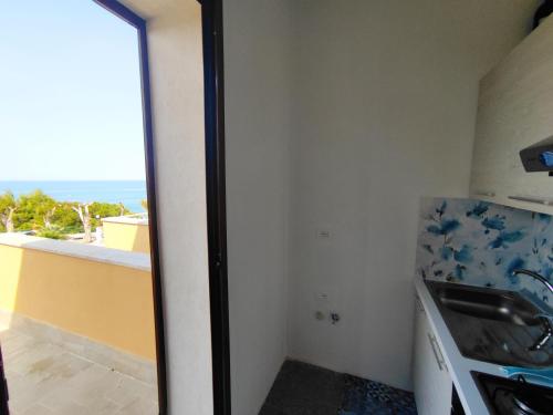 Una cocina con vista al mar en Kalura Sea Houses - private beach, en Cefalú