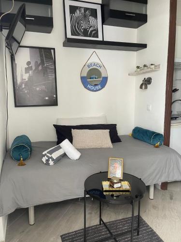 a bedroom with two twin beds and a table at Beach-Goretti House in Mairena del Aljarafe