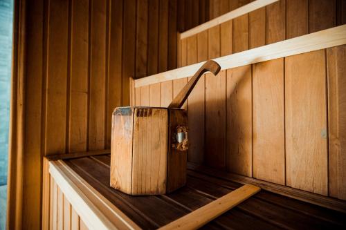 a wooden bucket sitting in a sauna at Гуцульська світлиця in Bukovel