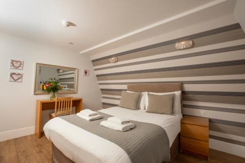 Una cama o camas en una habitación de W6 Hotel