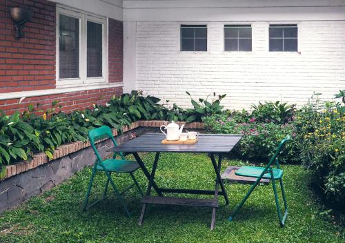 Kulem Gempol في باندونغ: طاولة عليها كرسيين و ابريق شاي