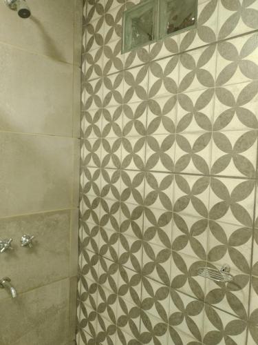 a bathroom with a shower with a pattern on the wall at Concilio I in San Javier