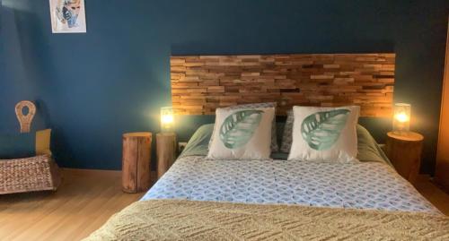 une chambre avec un grand lit avec deux lampes dans l'établissement Chambre et Table d'hôtes Magaadjukalo, à Saint-Maurice-de-Lignon