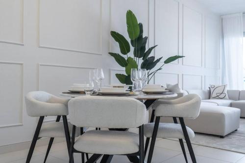 1 bed on the Palm & private beach!