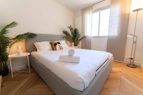 ein Schlafzimmer mit einem großen Bett und einem Kasten darauf in der Unterkunft Joli 3P vue mer Beausoleil, très proche Monaco in Beausoleil