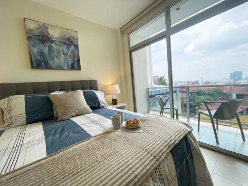 Un dormitorio con una cama con un plato de comida. en Encanto Urbano, en San Salvador