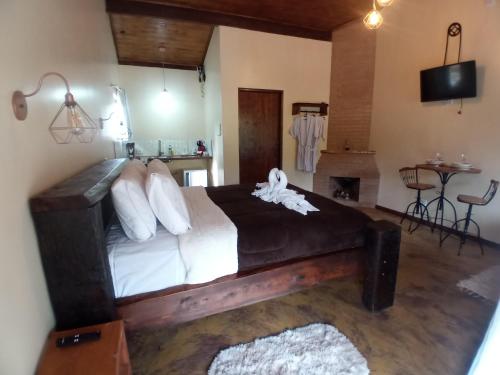 een slaapkamer met een groot bed in een kamer bij Estação 160 in Santo Antônio do Pinhal