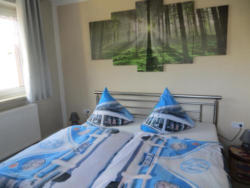 een bed met blauwe en witte kussens erop bij Ferienwohnung Beck Schneeberg in Schneeberg