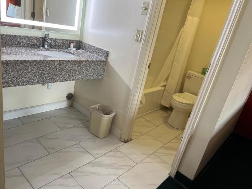 Un baño de Surry Inn - Dobson - I-77 - Exit 93