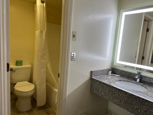 Un baño de Surry Inn - Dobson - I-77 - Exit 93