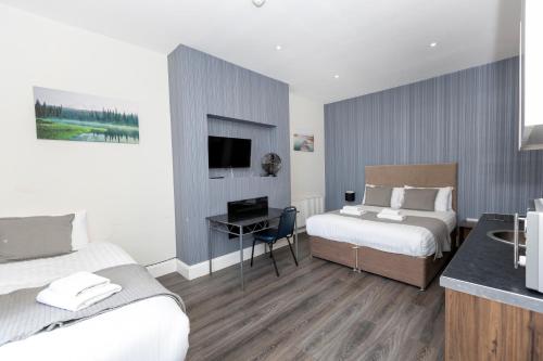 Una cama o camas en una habitación de W6 Hotel