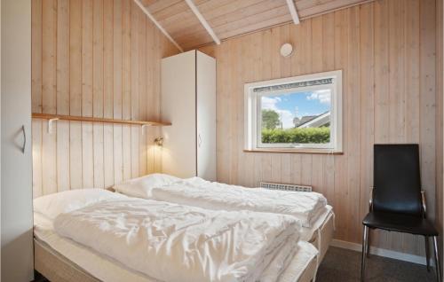 FalenにあるBeautiful Home In Hemmet With 3 Bedrooms, Sauna And Wifiの小さなベッドルーム(ベッド1台、窓付)