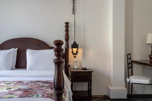 a bedroom with a bed and a lamp on a table at Soy Local Insignia in Cartagena de Indias
