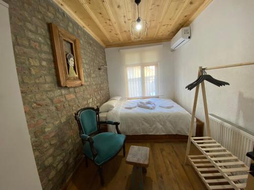 um quarto com uma cama e uma cadeira verde em Balat Historical Luxury House em Istambul