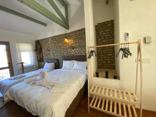 1 dormitorio con 1 cama con toallas en Balat Historical Luxury House en Estambul