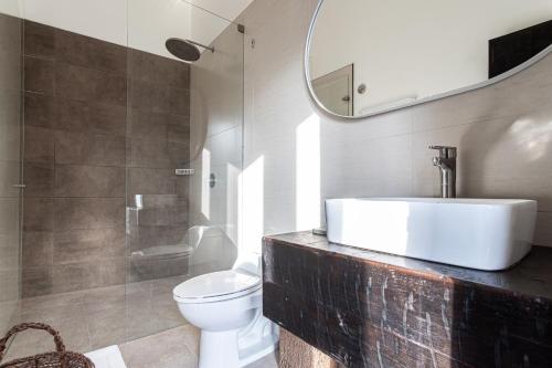 a bathroom with a sink and a toilet and a mirror at Soy Local Insignia in Cartagena de Indias