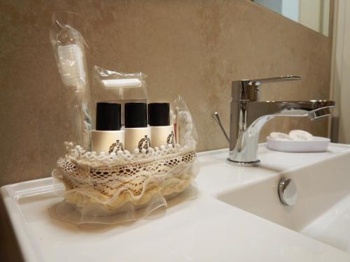 um lavatório de casa de banho com um recipiente de cosméticos em Chic Stay Boutique Apartments em Florença