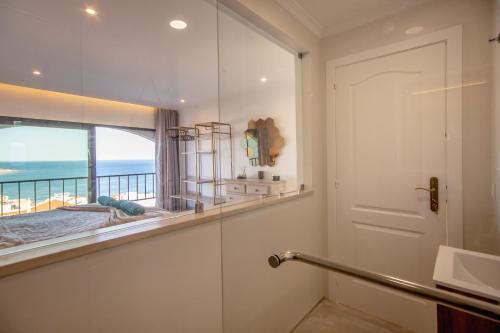 bagno con doccia e vista sull'oceano di Infinito penthouse Luxury Best terrace Albufeira ad Albufeira