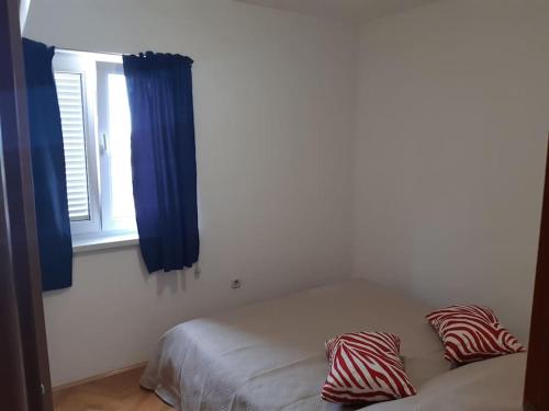 スタリー・グラードにあるApartman Antonelaのベッドルーム1室(ソファ、青いカーテン付きの窓付)