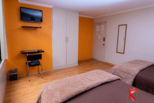 Μια τηλεόραση ή/και κέντρο ψυχαγωγίας στο Hostal Kolibri B&B