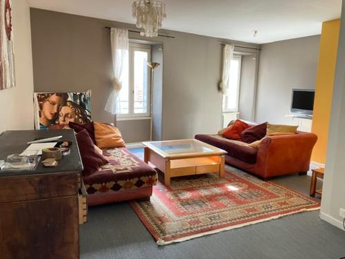 Sala de estar con 2 sofás y mesa de centro en Spacieux appartement pour 6 en Guérande